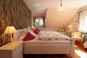 Doppelbett in der Ferienwohnung Lindenblüte mit Blütenbettwäsche