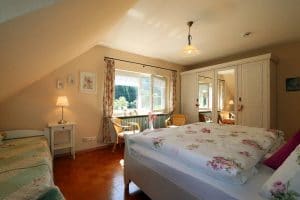 Doppelzimmer der Ferienwohnung Lindenblüte mit großem weißen Kleiderschrank