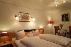 Doppelzimmer mit schönen Wandlampen überm Bett
